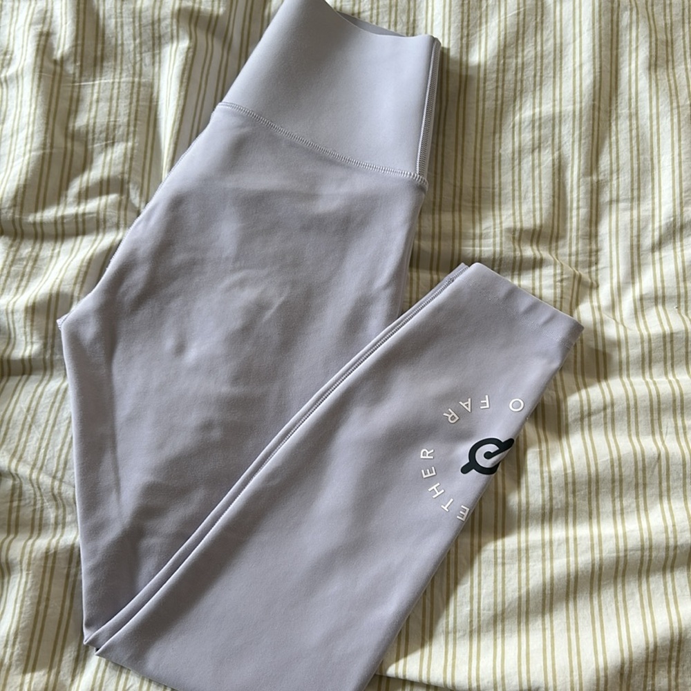 Peloton criss cross front Cadent leggings in light lavender. - Picture 4 of 4
